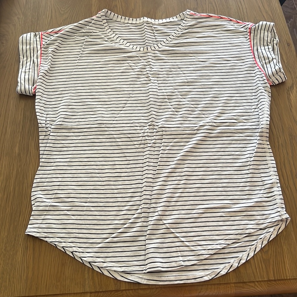 Lululemon tee. Size 6. Loose fit. Cuffed sleeve. Tag removed.